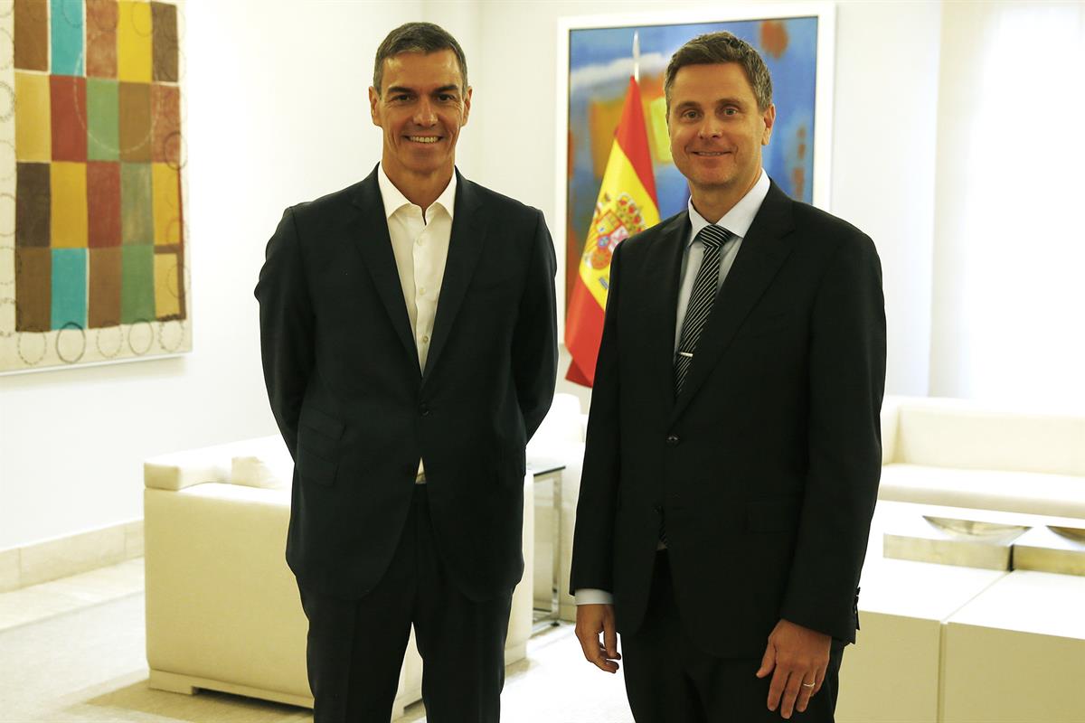 21/10/2025. Meeting with the CEO of the pharmaceutical group Roche. Meeting between the President of the Government of Spain, Pedro Sánchez,...