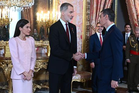 21/11/2025. Pedro Sánchez asiste a la imposición del Toisón de Oro a la reina Sofía, Felipe González, Miguel Herrero y Miquel Roca. La reina...