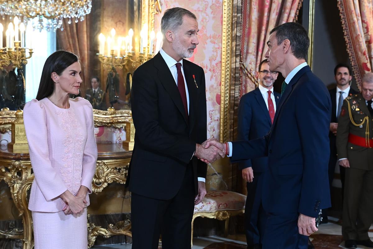 21/11/2025. Pedro Sánchez asiste a la imposición del Toisón de Oro a la reina Sofía, Felipe González, Miguel Herrero y Miquel Roca. La reina...