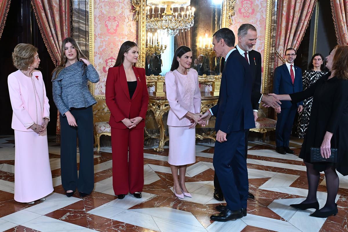 21/11/2025. Pedro Sánchez asiste a la imposición del Toisón de Oro a la reina Sofía, Felipe González, Miguel Herrero y Miquel Roca. La reina...