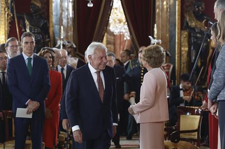 21/11/2025. Pedro Sánchez asiste a la imposición del Toisón de Oro a la reina Sofía, Felipe González, Miguel Herrero y Miquel Roca. El presi...