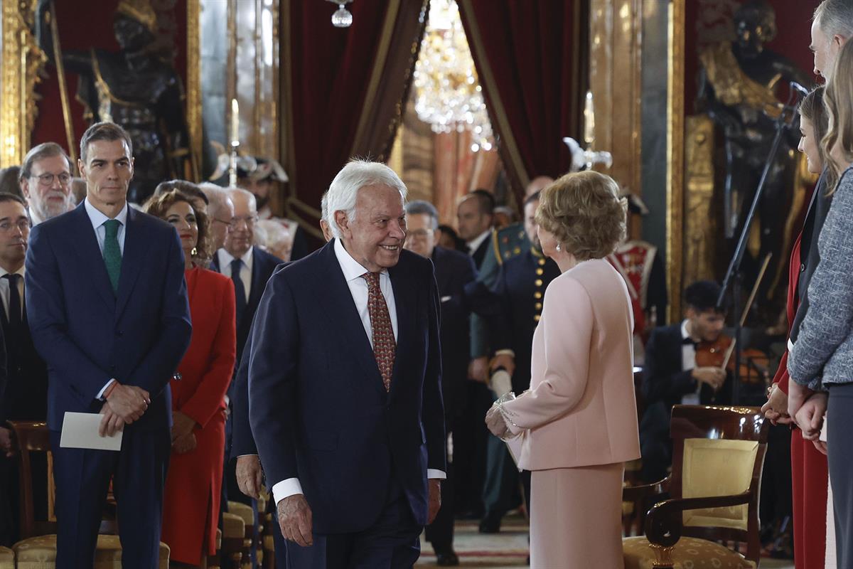 21/11/2025. Pedro Sánchez asiste a la imposición del Toisón de Oro a la reina Sofía, Felipe González, Miguel Herrero y Miquel Roca. El presi...