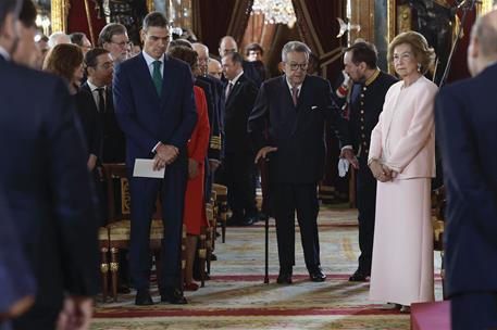 21/11/2025. Pedro Sánchez asiste a la imposición del Toisón de Oro a la reina Sofía, Felipe González, Miguel Herrero y Miquel Roca. El presi...