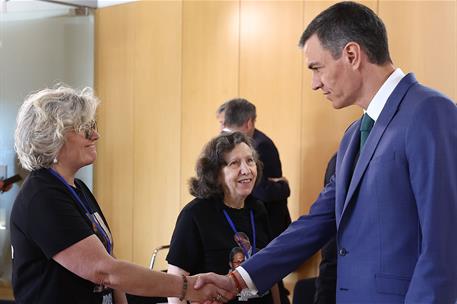 22/05/2025. El presidente del Gobierno se reúne con víctimas de la DANA. El presidente del Gobierno, Pedro Sánchez, saluda a una de las víct...