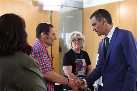 22/05/2025. El presidente del Gobierno se reúne con víctimas de la DANA. El presidente del Gobierno, Pedro Sánchez, saluda a uno de los ciud...