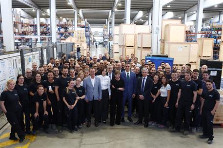 22/05/2025. Pedro S&#225;nchez visita la empresa ITV ICE MAKERS. El presidente del Gobierno, Pedro S&#225;nchez, junto a los trabajadores de una f&#225;bri...