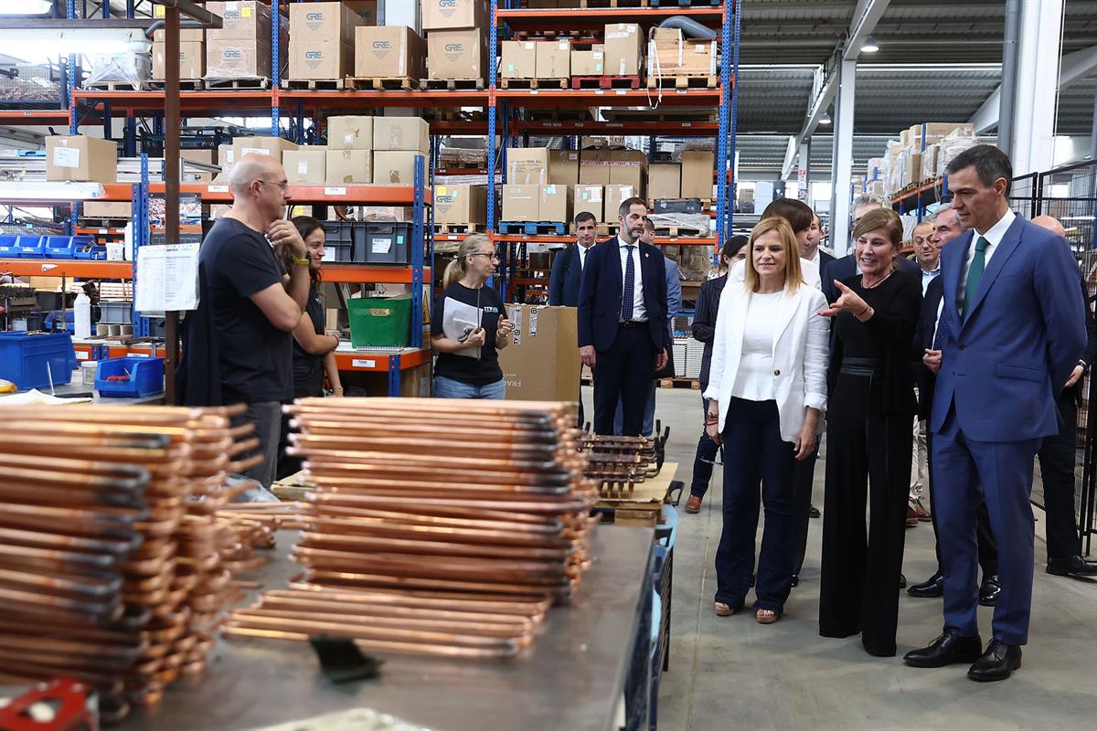 22/05/2025. Pedro Sánchez visita la empresa ITV ICE MAKERS. El presidente del Gobierno, Pedro Sánchez, durante su visita a una fábrica afect...