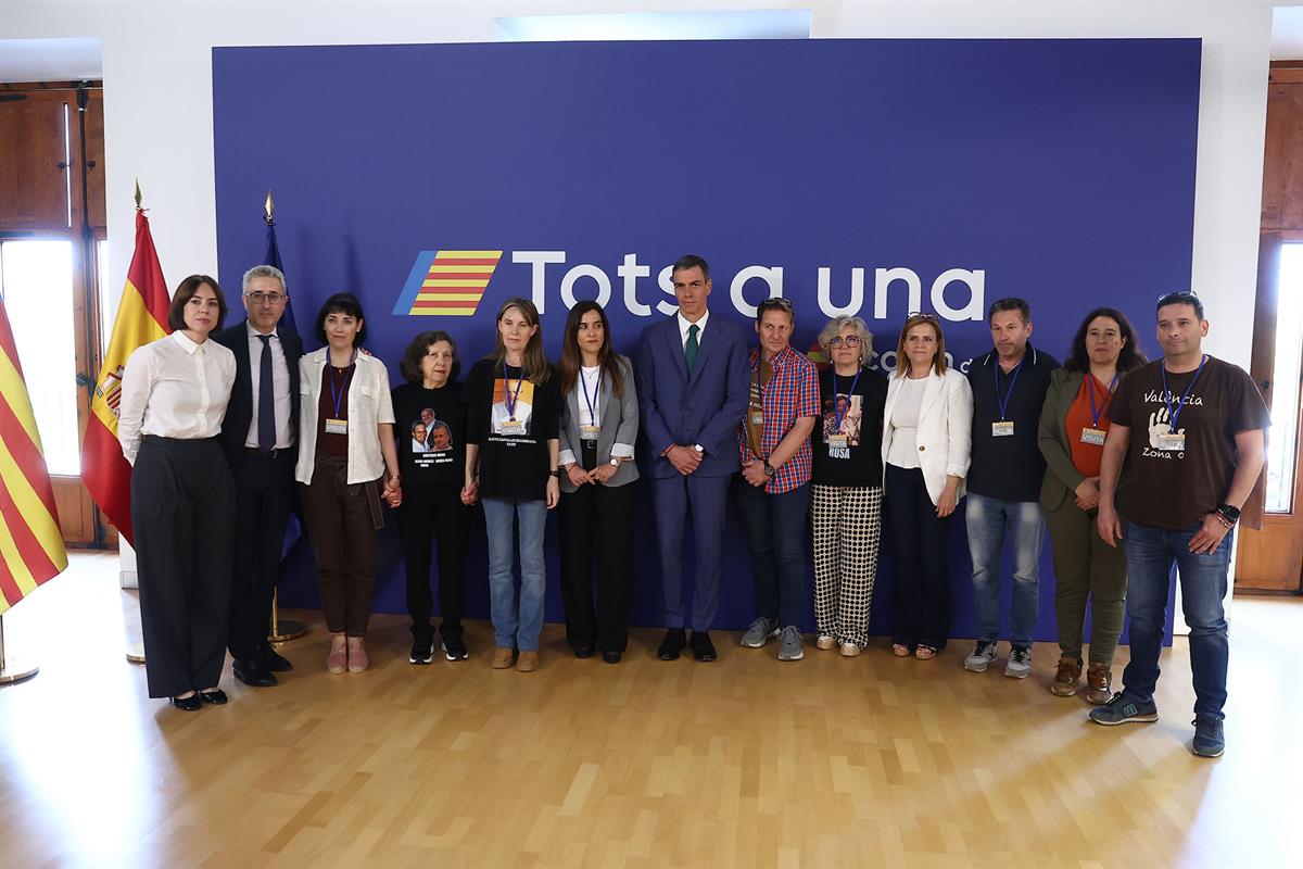22/05/2025. Pedro Sánchez se reúne con víctimas de la DANA. El presidente del Gobierno, Pedro Sánchez, junto a los representantes de las aso...