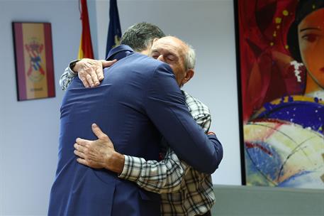 22/05/2025. Pedro Sánchez se reúne con víctimas de la DANA. El presidente del Gobierno, Pedro Sánchez, saluda a Pepe Vicent, cuya tienda de ...