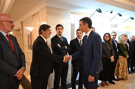 22/07/2025. Pedro Sánchez viaja a Uruguay. El presidente del Gobierno, Pedro Sánchez, saluda a participaentes de la reunión.