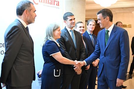 22/07/2025. Pedro Sánchez viaja a Uruguay. Pedro Sánchez saluda a empresarios españoles con los que se ha reunido en Montevideo.