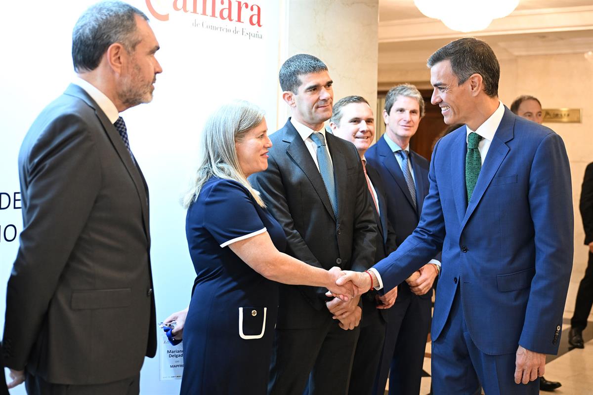 22/07/2025. Pedro Sánchez viaja a Uruguay. Pedro Sánchez saluda a empresarios españoles con los que se ha reunido en Montevideo.