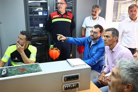 22/08/2025. Sánchez visita la zona afectada por los incendios en Asturias. El presidente del Gobierno, Pedro Sánchez, y el presidente del Pr...