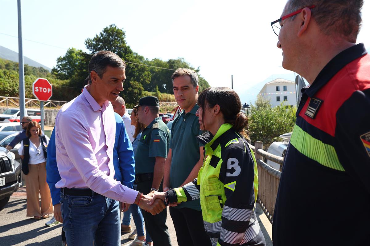 22/08/2025. Sánchez visita la zona afectada por los incendios en Asturias. El presidente del Gobierno, Pedro Sánchez, saluda a los integrant...
