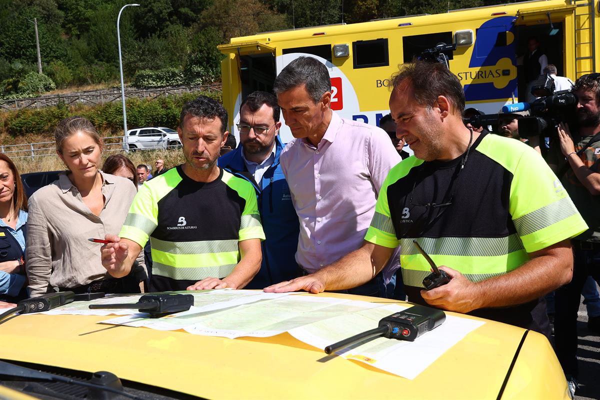 22/08/2025. Sánchez visita la zona afectada por los incendios en Asturias. El presidente del Gobierno, Pedro Sánchez, recibe las explicacion...