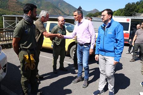 22/08/2025. Sánchez visita la zona afectada por los incendios en Asturias. El presidente del Gobierno, Pedro Sánchez, junto al presidente de...