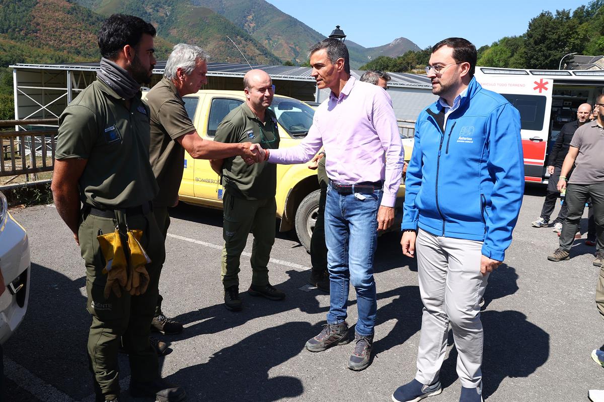 22/08/2025. Sánchez visita la zona afectada por los incendios en Asturias. El presidente del Gobierno, Pedro Sánchez, junto al presidente de...