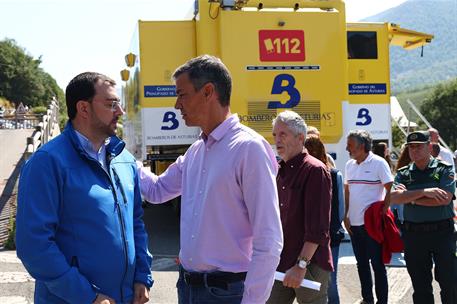 22/08/2025. Sánchez visita la zona afectada por los incendios en Asturias. El presidente del Gobierno, Pedro Sánchez, conversa con el presid...