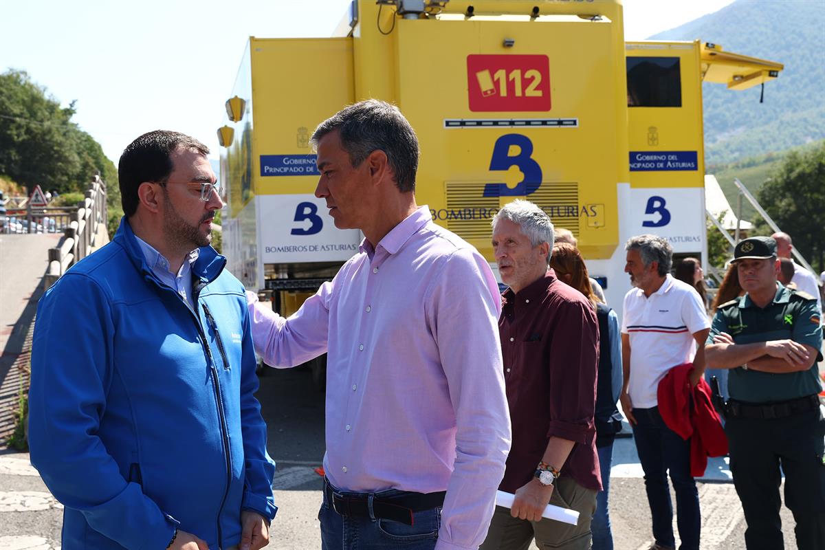 22/08/2025. Sánchez visita la zona afectada por los incendios en Asturias. El presidente del Gobierno, Pedro Sánchez, conversa con el presid...