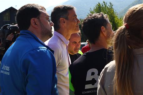 22/08/2025. Sánchez visita la zona afectada por los incendios en Asturias. El presidente del Gobierno, Pedro Sánchez, y el presidente del Pr...