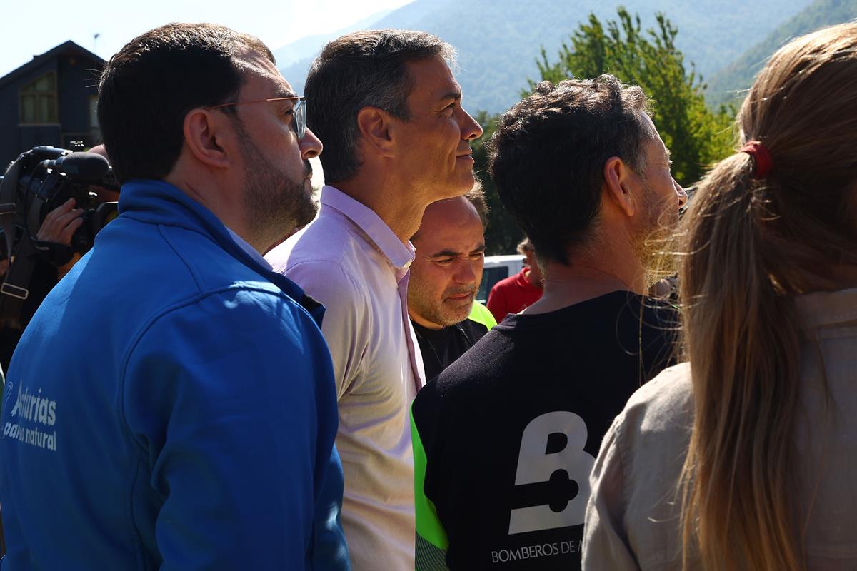 22/08/2025. Sánchez visita la zona afectada por los incendios en Asturias. El presidente del Gobierno, Pedro Sánchez, y el presidente del Pr...