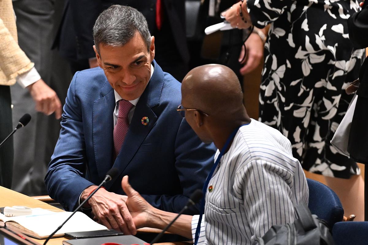 22/09/2025. Conferencia sobre Palestina en la ONU. El presidente del Gobierno, Pedro Sánchez, saluda a los mandatarios asistentes a la Confe...