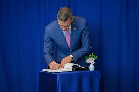 22/09/2025. Conferencia sobre Palestina en la ONU. El presidente del Gobierno, Pedro Sánchez, firma en el libro de visitas de la sede de la ...