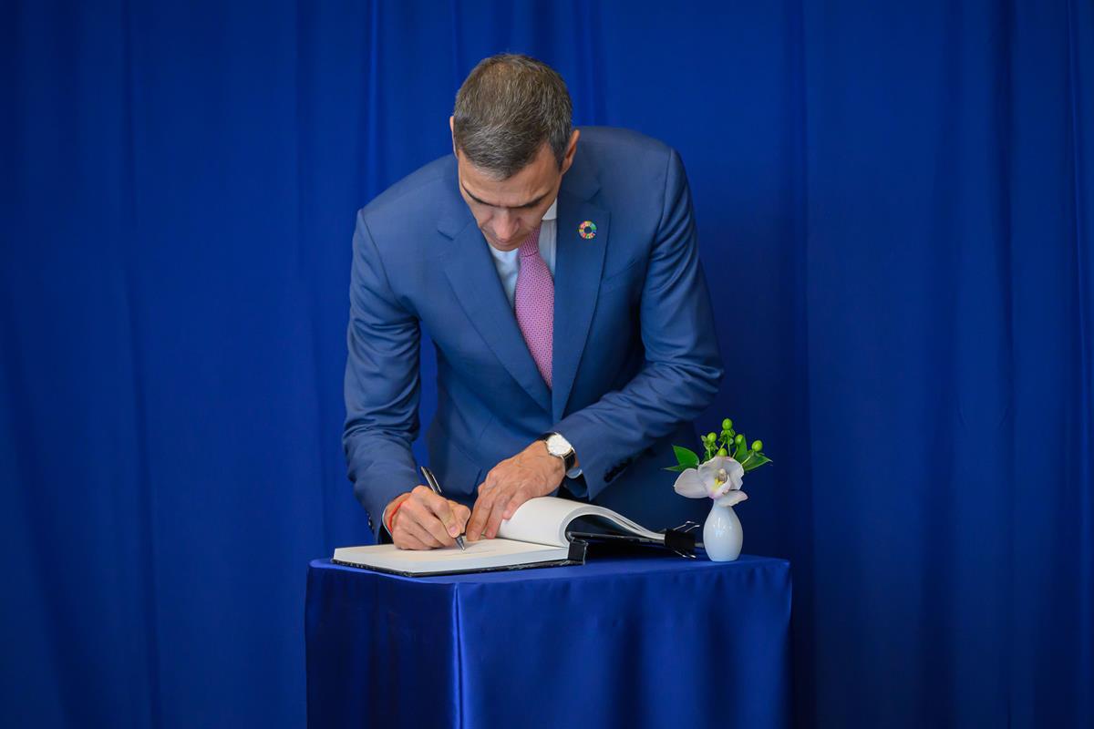 22/09/2025. Conferencia sobre Palestina en la ONU. El presidente del Gobierno, Pedro Sánchez, firma en el libro de visitas de la sede de la ...