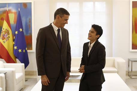 22/10/2025. Entrega de la Medalla de Oro de la Real Orden del Mérito Deportivo a la atleta María Pérez. El presidente del Gobierno, Pedro Sá...
