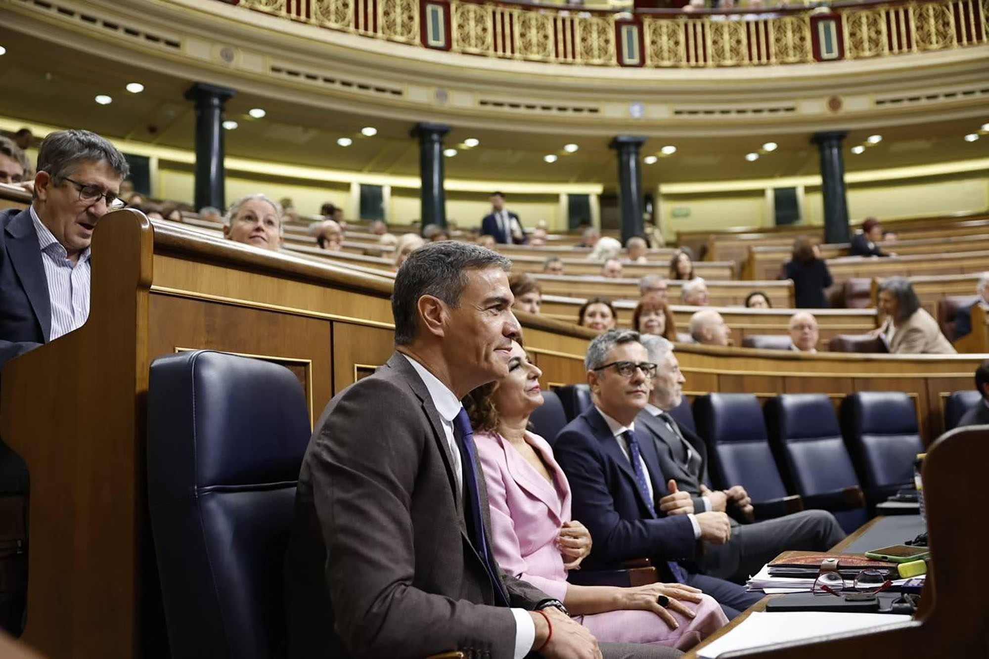 22/10/2025. Pedro Sánchez asiste a la sesión de control al Gobierno. El presidente del Gobierno, Pedro Sánchez, junto a la ministra de Hacie...