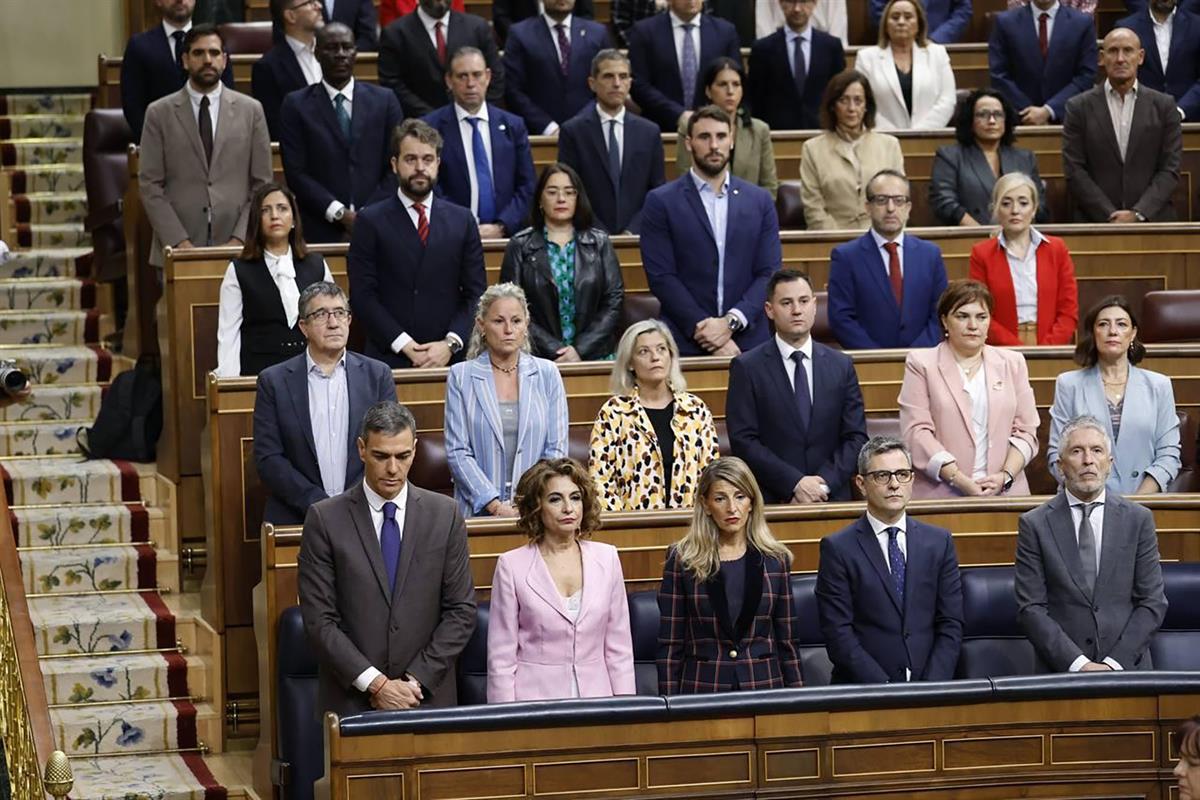 22/10/2025. Pedro Sánchez asiste a la sesión de control al Gobierno. El jefe del Ejecutivo, Pedro Sánchez, guarda un minuto de silencio, jun...