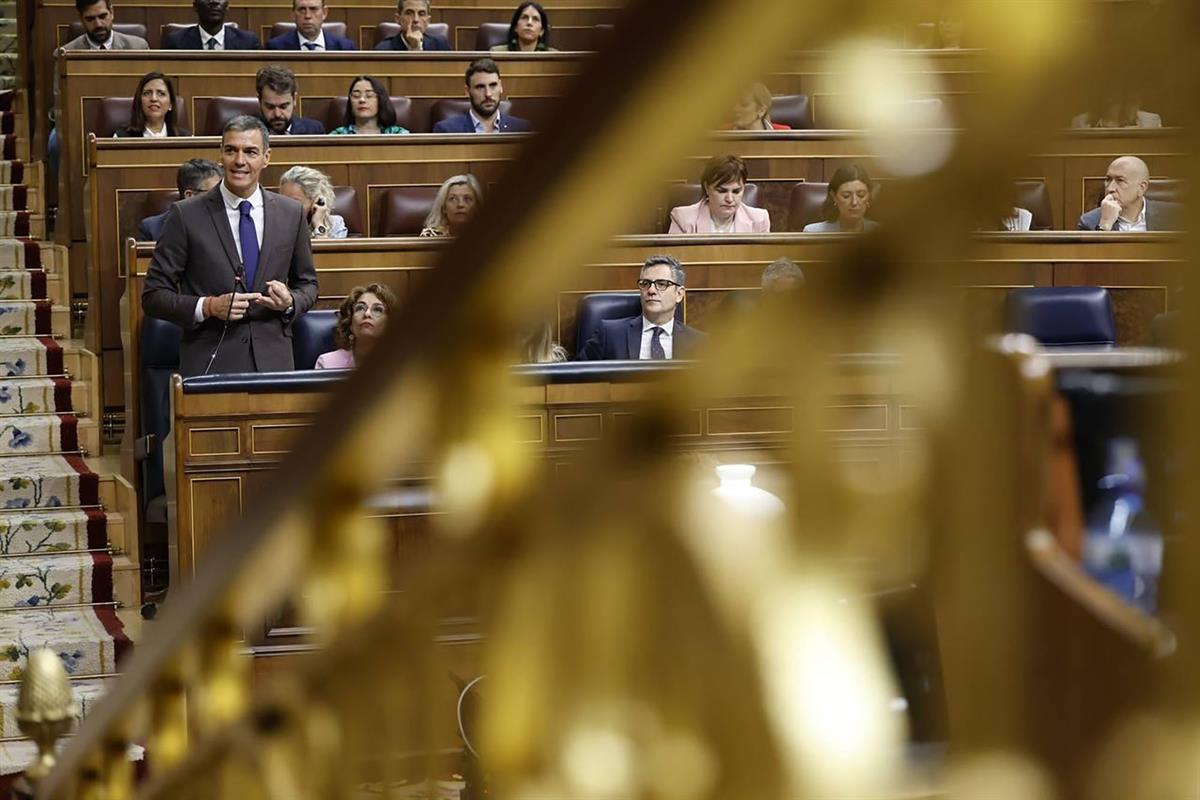 22/10/2025. Pedro Sánchez asiste a la sesión de control al Gobierno. El jefe del Ejecutivo, Pedro Sánchez, responde a una pregunta en el hemiciclo