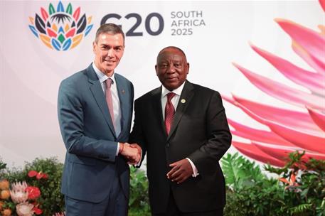 22/11/2025. Pedro Sánchez asiste a la Cumbre del G20 en Sudáfrica. El presidente del Gobierno, Pedro Sánchez, saluda al presidente de Sudáfr...