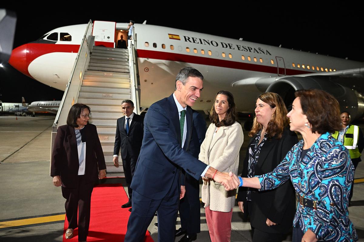 22/11/2025. Pedro Sánchez asiste a la Cumbre del G20 en Sudáfrica. El presidente del Gobierno, Pedro Sánchez, a su llegada al aeropuerto de ...