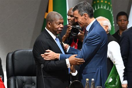 22/11/2025. Pedro Sánchez asiste a la Cumbre del G20 en Sudáfrica. El presidente del Gobierno, Pedro Sánchez, saluda al presidente de Angola...