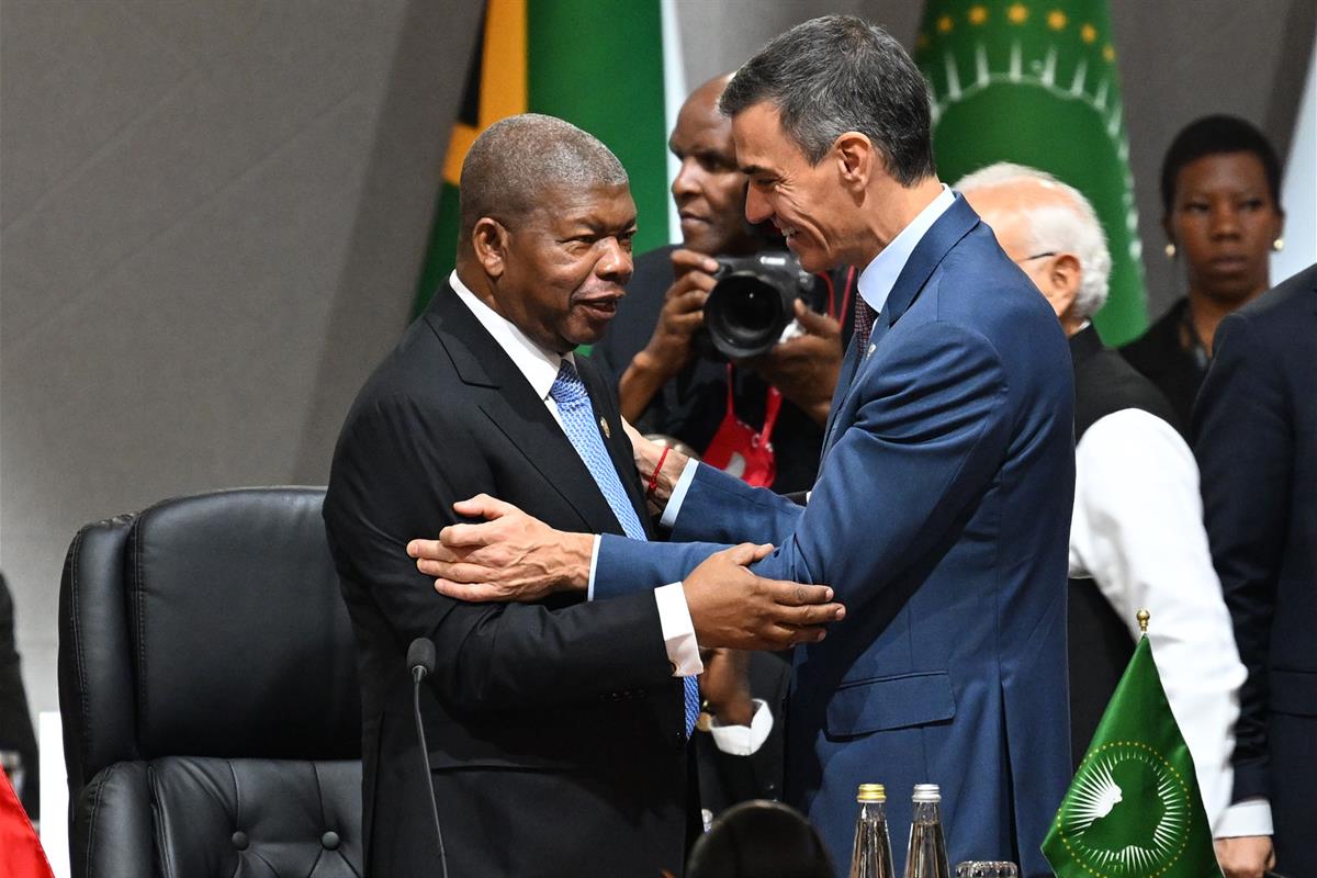 22/11/2025. Pedro Sánchez asiste a la Cumbre del G20 en Sudáfrica. El presidente del Gobierno, Pedro Sánchez, saluda al presidente de Angola...