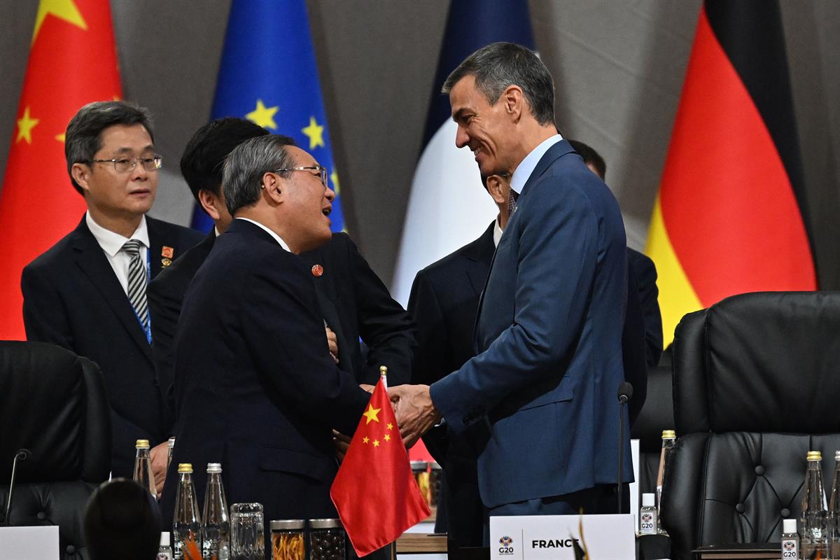 22/11/2025. Pedro Sánchez asiste a la Cumbre del G20 en Sudáfrica. El presidente del Gobierno, Pedro Sánchez, conversa con el primer ministr...