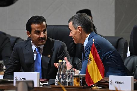 22/11/2025. Pedro Sánchez asiste a la Cumbre del G20 en Sudáfrica. El presidente del Gobierno, Pedro Sánchez, conversa con el emir de Catar,...