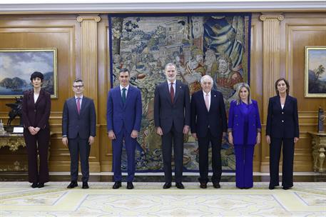 El presidente del Gobierno junto al rey Felipe VI en el acto de promesa de la nueva ministra y la nueva portavoz