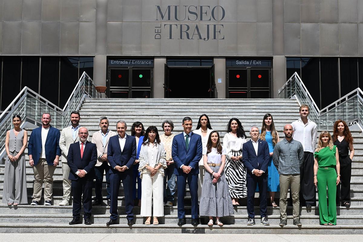 Fotografía de familia del acto por el vigésimo aniversario de la legalización del matrimonio igualitario.
