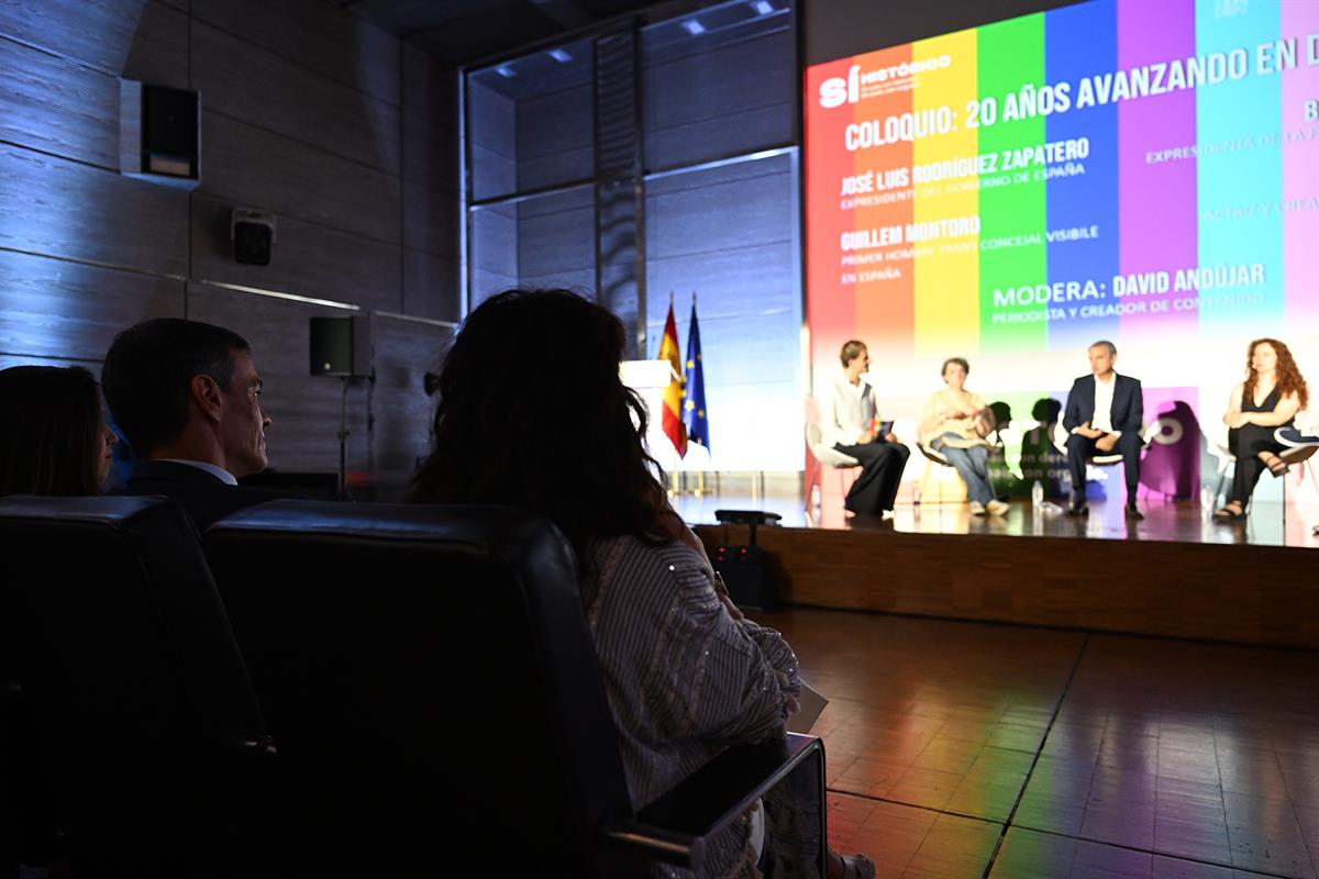 El presidente del Gobierno, Pedro Sánchez, y la ministra de Igualdad, Ana Redondo, durante el coloquio "Avanzando en derechos".