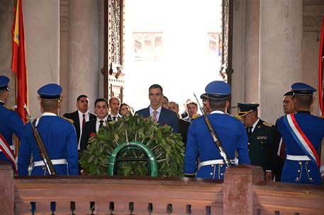 23/07/2025. Pedro S&#225;nchez viaja a Paraguay. El presidente del Gobierno, Pedro S&#225;nchez, asiste a una ofrenda floral en el Pante&#243;n Nacional de...