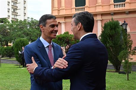 23/07/2025. Pedro Sánchez viaja a Paraguay. El presidente del Gobierno, Pedro Sánchez, y el presidente de Paraguay, Santiago Peña, se saludan