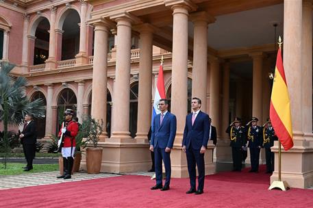 23/07/2025. Pedro Sánchez viaja a Paraguay. El presidente del Gobierno, Pedro Sánchez, junto al presidente de Paraguay, Santiago Peña, a su ...