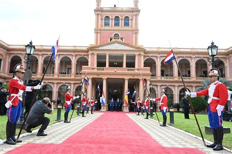 23/07/2025. Pedro Sánchez viaja a Paraguay. El presidente del Gobierno, Pedro Sánchez, recibe honores militares a su llegada al Palacio Pres...