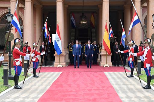 El presidente del Gobierno, Pedro Sánchez, recibe honores militares a su llegada al Palacio Presidencial