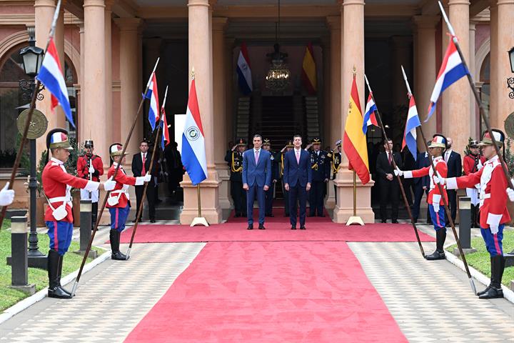 El presidente del Gobierno, Pedro Sánchez, recibe honores militares a su llegada al Palacio Presidencial