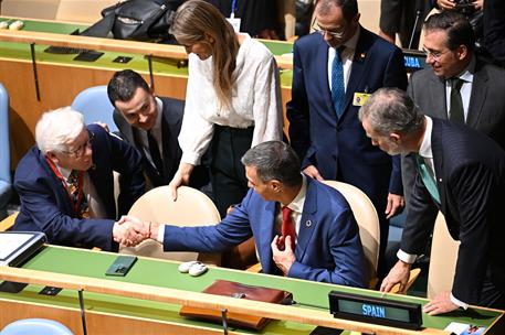 23/09/2025. Sánchez en la Asamblea General de Naciones Unidas. El presidente del Gobierno, Pedro Sánchez, saluda a otros asistentes a la ses...