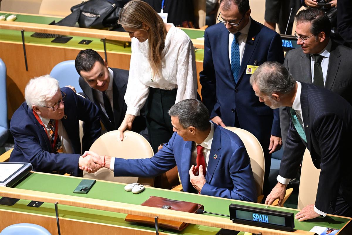 23/09/2025. Sánchez en la Asamblea General de Naciones Unidas. El presidente del Gobierno, Pedro Sánchez, saluda a otros asistentes a la ses...