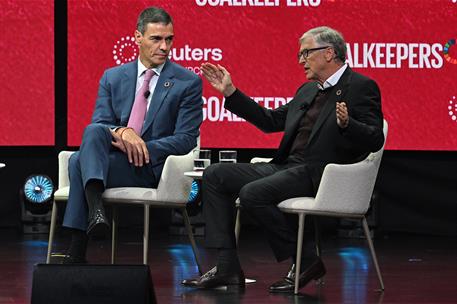 23/09/2025. Pedro Sánchez recibe el premio de la Fundación Gates. El presidente del Gobierno, Pedro Sánchez, atiende a la intervención de Bi...